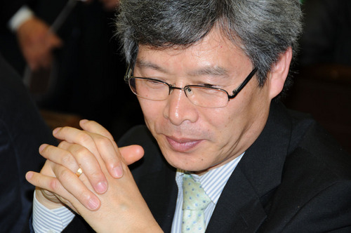 moyeong's profile picture. 경남 밀양 출생, 동아대 법정대 법학과를 수료, 동대학원 박사학위 취득, 현재 영산대학교 겸임교수 겸 부산대 행정대학원 외래교수, 조그마한 교회 장로로 시무하다 은퇴했다. 관심분야는 사회정의와 법철학, 칼빈의 종교개혁과 법신학(法神學), 약간의 글쓰기와 사진촬영이 취미이다.