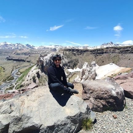 Un chico simpático, 🇨🇱, ♊, cruzado, millonario, madridista y de los spurs.
Médico Veterinario, esp. en fauna y acuarista.
https://t.co/2VXZR96Wyl