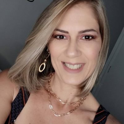 Mãe, professora... Apaixonada por literatura e arte.