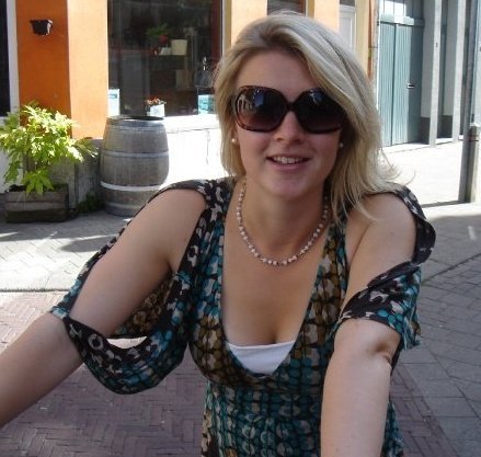 SarahinW4's profile picture. slightly scruffy posh girl according to some