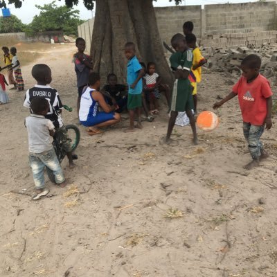 Hello 👋 guy greetings from The Gambia 🇬🇲 which is located in western part of Africa. Am seedy living with my family