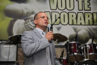 Bacharel em Teologia / Bacharel em Administração - Sou membro da AD Internacional Ministério Moriah.