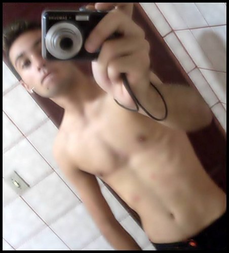 Meu nome é Raul Santos de Aquino,tenho 15 anos,moro em Pereiro - Ceará,sou estudante tecnico de Redes de Computadores,pela EEEP Maria Célia Pinheiro Falcão.