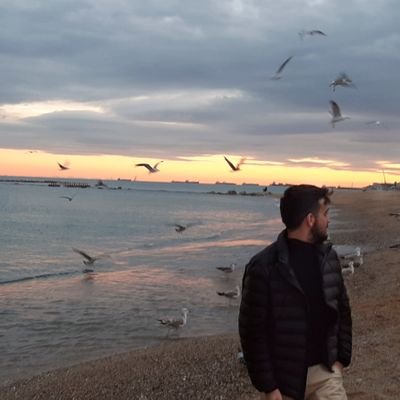 Vivimos en un mundo de incoherencias.
Intento conectar el sentido común con mi esencia. Amante de los atardeceres.
(Hijo de Coronel Centurión)
