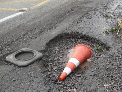 Sou uma rodovia cheia de buracos problemas que cruza grande parte dos municípios da serra. Canal de Informações.
