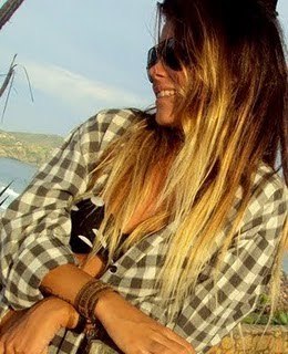 Modelo, moleca, realizada, atrapalhada, twitteira viciada e muito... mas MUUUITO feliz! ;)
