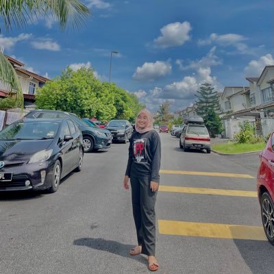 Maka jadi seorang yang kakinya berada di atas bumi namun cita-citanya tergantung di bintang-bintang di langit. 🤗