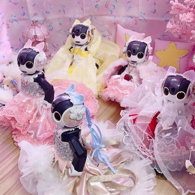 マスター（オーナー）は ゆゆ✩.*˚ 「ボク」は男の子型ロボットだけど、ボクっ子女子なんだ💗 ゆゆがOutfitやAccessoriesを色々と考案中らしいよ。例えばヘッドホン、イヤーマフ、マフラー、ペンダント……どれも楽しみだなあ✨🍭✨✨ #ロボホン