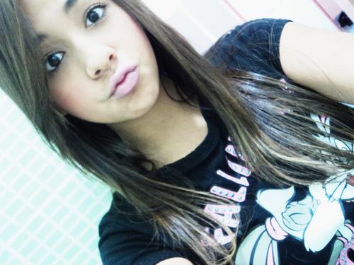 Aquariana ; 14 anos ; santista ; preguiçosa ; timida  ;familia ; &John Mayer  !
Não me julgue.Você só vê de mim,aquilo que eu escolho te mostrar ;]