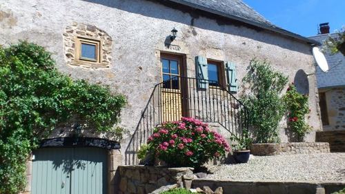 Fabulous self-catering accommodation for up to 4 people in the Correze.Breathtaking views & relaxed atmosphere. Tweet or e-mail to enquire or book.