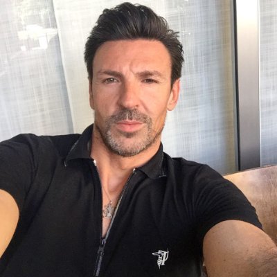 Je suis de Marseille en France je suis veuf avec une fille de nom Caroline 6ans je vais la commerces intérieur et extérieur des voitures d'en différents pays 🤜