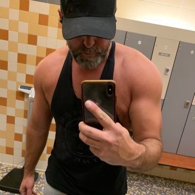 fitness enthusiast 💪 43 6’2 220 single male in the Lifestyle I live in west central Illinois. ❤️hotwives Snapchat 👻Sugarshane124