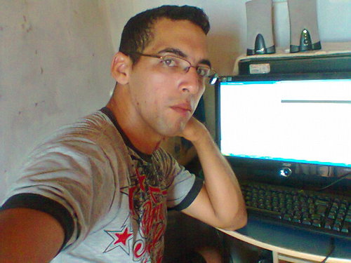 gersonjr18's profile picture. Sorrir não mata. Viver não dói. Abraçar não arde. Beijar não fere. Rir não machuca. Você não tem motivos para não tentar ser feliz.