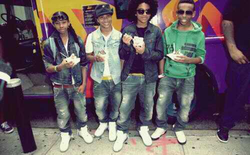 i like to sing and dance i love my family and friends #teammezzy #teamwonder #teammindless #traventenation #teamjawan #jacobjewels #teamidgaf #teamalotmore