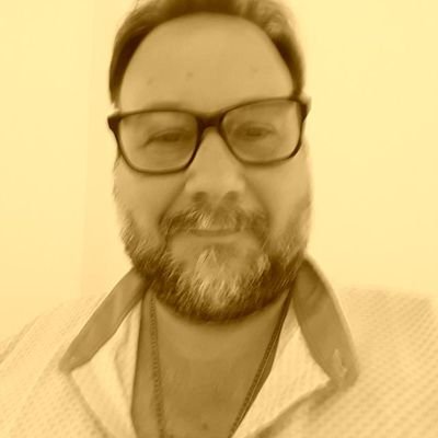 Politologo.Cocinero.Director Técnico de Fútbol y Rugby. Chubutense. Bostero. Pero lo más importante: abuelo de Emma...