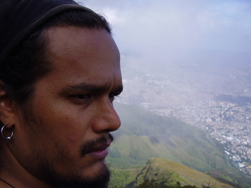 ecologista revololucionario, capoeira estudio audiovisuales en unearte, amo a los animales y la naturaleza.
