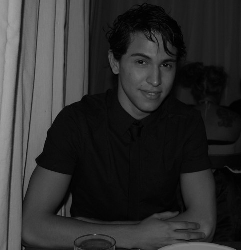 Everybody and nobody. Twin sources.