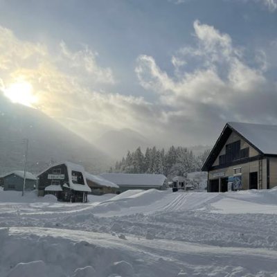 日本海が見渡せる絶景のスキー場「糸魚川シーサイドバレー」
・新潟県糸魚川市（長野と富山の県境）
・初心者から上級者まで
・SAJ認定コース、ポール、深雪、林間など複数のコース
・塩の道温泉 ホテルホワイトクリフ
・スキースクール２校とスキースノーボード専門店併設
・海の幸・山の幸・地酒（海外で高評判の根知男山など）