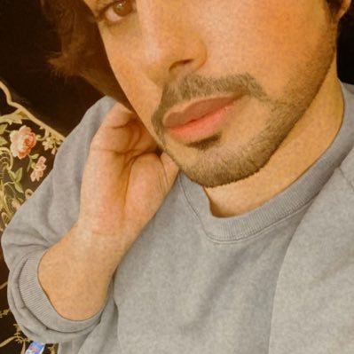 أنآ عطِر شرقي ، معتَق من أزمآن الغلآ ، محد علىٓ كبر أمنيآته #سكبني ..
