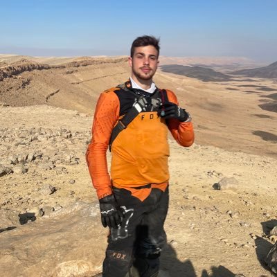 shakedrot1's profile picture. אוהב את ארץ ישראל ומסעדותיה. משקיע בשוק ההון.