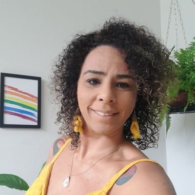 Ainda tô descobrindo quem sou! Mulher preta, psicóloga clínica e social, bissexual, antirracista, militante feminista, LGBTI+ e de DH. Em constante construção!