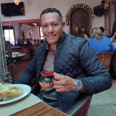 Soy de Guadalajara, me gusta estar informado y discutir la política. Amo la educación y quiero un país con mejores oportunidades para todos(as).