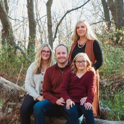 Sales Manager at Westward Ford Neepawa 
Live in Minnedosa, MB 
Husband, father of 2.
Nevaeh 15, Preslee 10