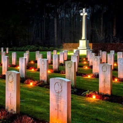 On Christmas Eve, candles are lit on the graves of the @CWGC Canadian and British War Cemetery in Bergen op Zoom 🇳🇱 as a tribute to our heroes. #LestWeForget