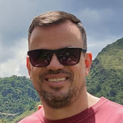 Cristão, marido, pai, militar, administrador, conservador, Libertário, espectro político de direita.