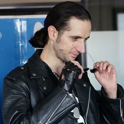 Insoumis revenu de Québec.
Essayes de faire mieux.
ἕν οἶδα ὅτι οὐδὲν οἶδα - Socrate.
(il / lui)
