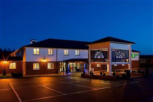 Family friendly hotel with dinner service,meeting rooms, and FREE WiFi & parking