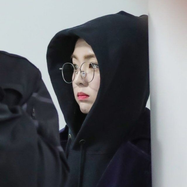 lovrace's profile picture. i think something's fuck!ng wrong with me