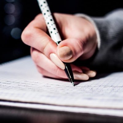 EssayWr16451449's profile picture. DM for fast essay writing for highschool, college essay!📚🖌🍎