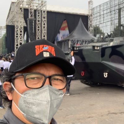 private acct, work at Slank mgt, a father of 4 bright kids, 1 daughter in law & husband of 1 sholehah wife, Luv Allah & Rasul No Limits & viva Indonesia n Slank