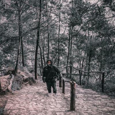 senaajii's profile picture. Kita semua jahat di cerita orang lain