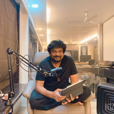 RAJUFANofPUR's profile picture. అన్నా.. ఇక్కడెవ్వరు life long తోడుండరు..
సపోర్ట్ కోసం FAMILYఅని,FRIENDఅని కబుర్లు చెప్తాం...BE SINGLE... ALWAYS
       @purijagan is My Addiction❤️🙏
#తెలుగు♥🌳