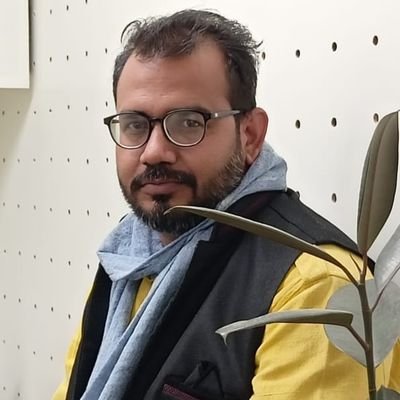 गांव देहात का एक आदमी शहर में रहता है बस। ना शहरी हो पाया और ना गाम का रह पाया। बस यही परिचय है। जान पहचान के लिए गुरुकुल आफ पॉलिटिक्स पर मुझसे जुड सकते हैं।