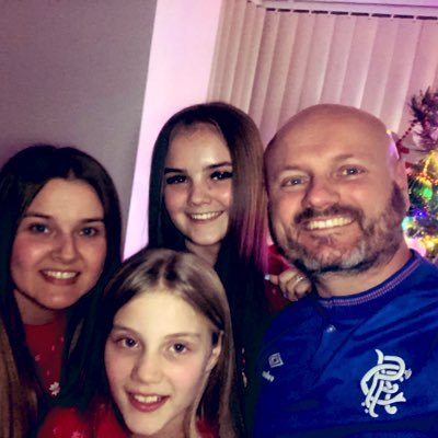 Father of 2 gorgeous girls . Husband to my gorgeous wife . I’m like marmite ,you either love me or hate me❤️ Rangers fc - Nott'm Forest fc 🇬🇧🇬🇧🇬🇧FAMILY ❤️