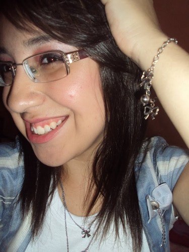 Eu sou uma pessoa feliz, amiga e que amo muito a Deus...