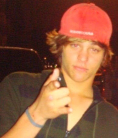 Sou Fofinho ' lavo ' passo ' cozinho ' e vc me da seu Follow ? '-' 
Outro Twitter ' Rackearam e Excluiram ;S 
Integrande dos Xxt Prexecas ♥