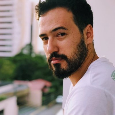 Работал вахтером в метрополитене, пока не нашел черный чемоданчик. Теперь я инвестор.