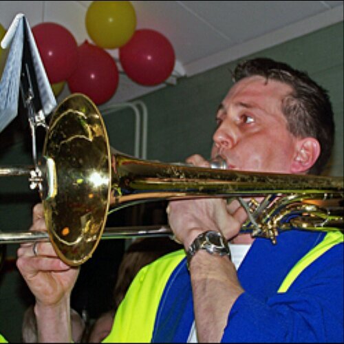 Vader van Davey, Jelle, Kevin en Femke. Samenwonend met Sandra. Trombone Bach Stradevarius 42a, Dweilorkestenmuziek, AH8724, HTC mobiel.