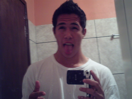 Diego Arlei,18 anos,Aquariano,Rio Negrinho-SC,  // Saber encontrar a alegria na alegria dos outros, é o segredo da felicidade.