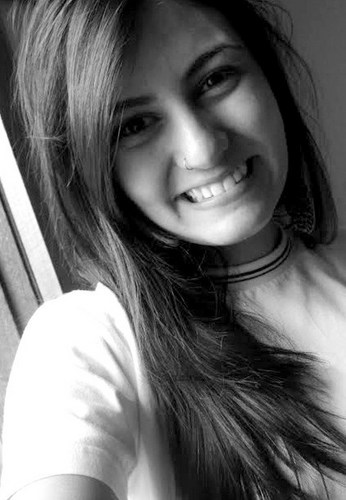 Cheia de luz, e o que importa você sabe, menina. É o quão isso te faz sorrir. E só.