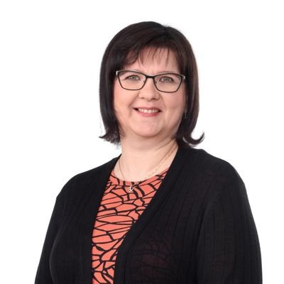 Oululainen, optimisti. Kolmen lapsen äiti. Kuuntelee, katselee ja tutkii (työ)elämää.