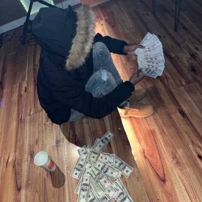 2flyyV's profile picture. mackyG4eva💛 Risky4riq💛 34l💛 1023💛