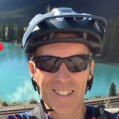 Husband, father, rider of bikes, skier of skis and spender of time outside… hockey too. #BikeIsBest #Fietser insta: tiny.beaches