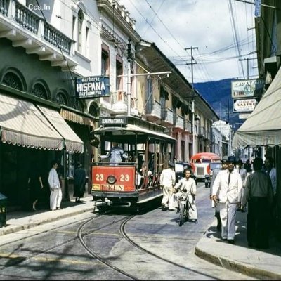 Soy un amante de la ciudad de Caracas; tanto la vivida como la que no pude vivir y quiero compartir en fotos con uds. parte de sus secretos, cambios e historia.