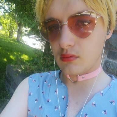 My name is Venus. They/them or she/her.
Genderless being, Canadian, aspiring screenwriter. I like film, David Bowie, Japan and literally nothing else.