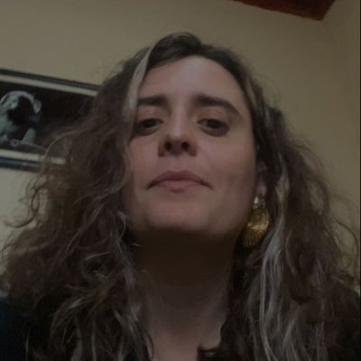 Investigació social a través de les arts visuals. En l'acció social i comunitària. Dissenyadora gràfica; investigadora en disseny.